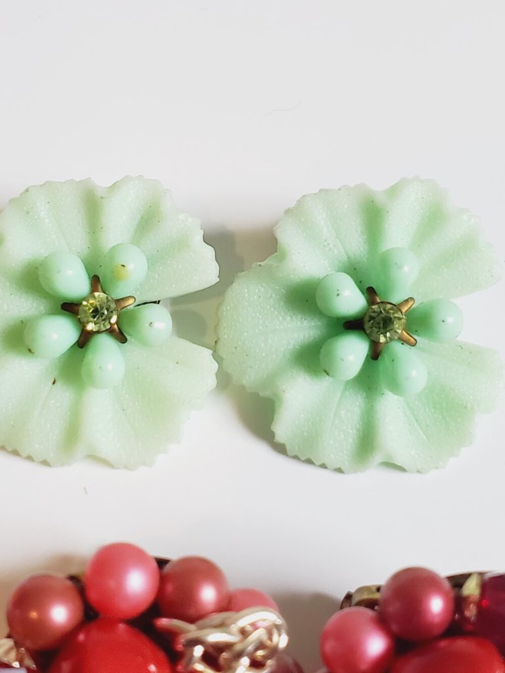 12 Pair of clip on Earrings, items # B 367-378, . wt. 144 grams,. - Picture 8 of 15
